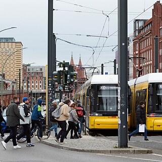 Straße in einer Stadt mit Straßenbahnen und Bus