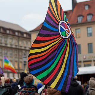 Menschenmenge mit Regenbogenflagge