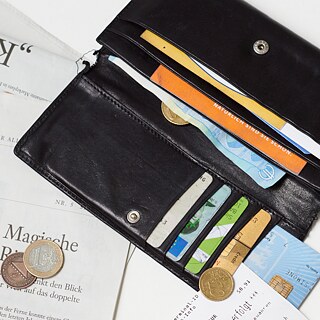 geöffnete Geldbörse auf einem Tisch