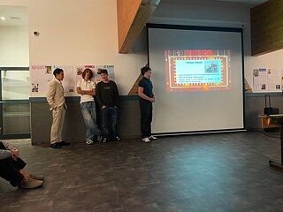 Jugendliche bei einer Präsentation