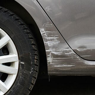 Auto mit Schaden an hinterer Türe