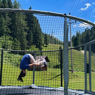 Jugendlicher auf einem Trampolin