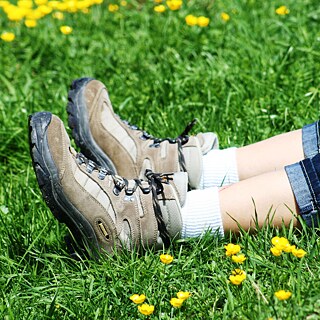 Wanderstiefel auf einer Wiese