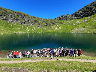 Eine Gruppe junger Menschen macht ein Gruppenfoto vor dem Twenger Almsee.