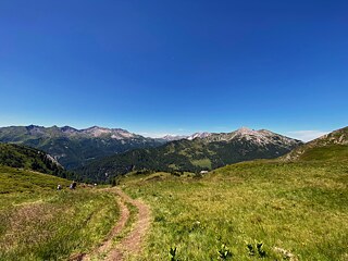 Junge Menschen beim Wandern in den Bergen Obertauerns.