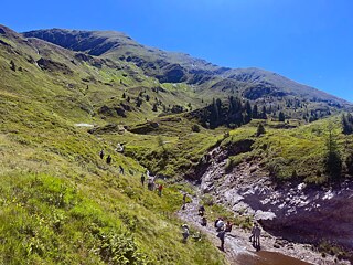 Junge Menschen beim Wandern in den Bergen Obertauerns.