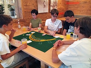 Jugendliche spielen Karten.