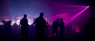 Rave-Fans feiern 2008 im Wallringtunnel in Hamburg