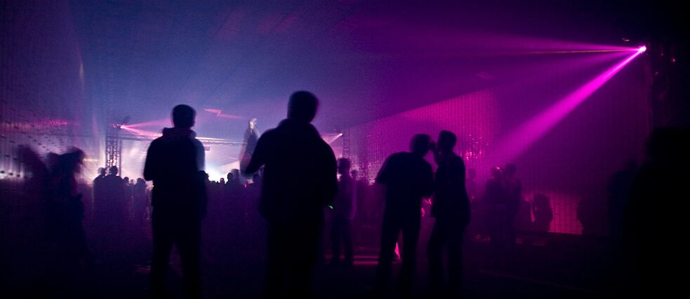 Rave-Fans feiern 2008 im Wallringtunnel in Hamburg