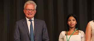 Abisha Engel Vimalathas neben dem deutschen Botschafter auf der Bühne