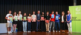 Die zehn Deutschchampions mit dem deutschen Botschafter (Mitte) und den Vertreterinnen des Goethe-Instituts Rom, Karin Ende und Corinna Wilka (re.)