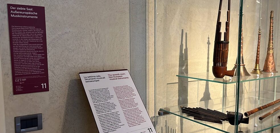 Ein Beispiel für die Informationstafeln, die die Schüler übersetzt haben (li. an der Wand) 