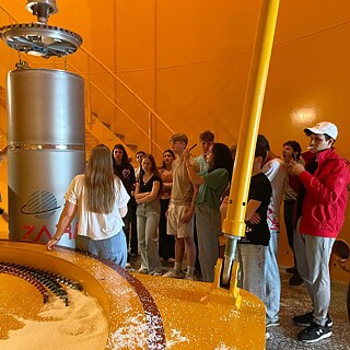 Jugendliche lauschen interessiert einer Führung im Fallturm.