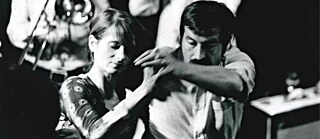 La photo en noir et blanc montre Anna et Günter Grass en plein mouvement, plongés dans une danse expressive. Leurs postures et leurs visages concentrés reflètent une connexion intense – entre danse, musique et confiance mutuelle. 