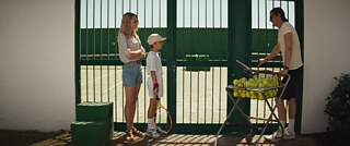 Anne, Anton und Tom vor dem Tennis-Court.