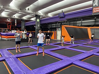 Jugendliche in der Trampolinhalle vom JUMP House in Köln