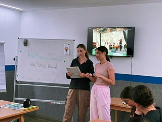 Jugendliche bei einer Präsentation