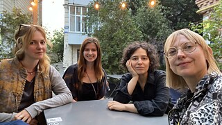 Die Künstlerinnen (von li. nach re.) Dzvinka Pinchuk, Karina Synytsia und Maria Matiashova beim Treffen mit Inga Pylypchuk (re.) in Kyjiw.
