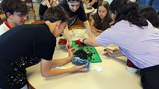 Jugendliche sortieren Beeren.