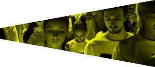 Gruppe in weißen Hemden mit verdeckten Gesichtern, in gelblichem Ton gehalten, als Darstellung von Journalismus und Populismus