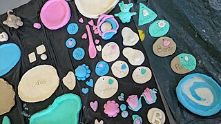 Namensschilder und Figuren aus Modelliermasse