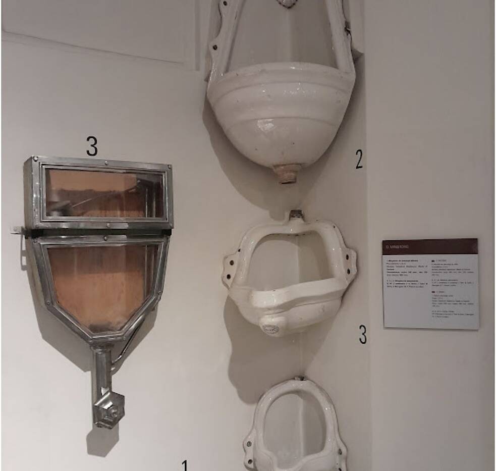  Protótipo da caixa de descarga para vasos sanitários (à esquerda) e mictórios angulares (à direita). 