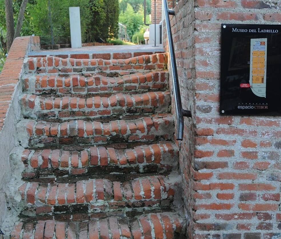  A escada original na entrada do museu conecta o passado e o presente do tijolo.