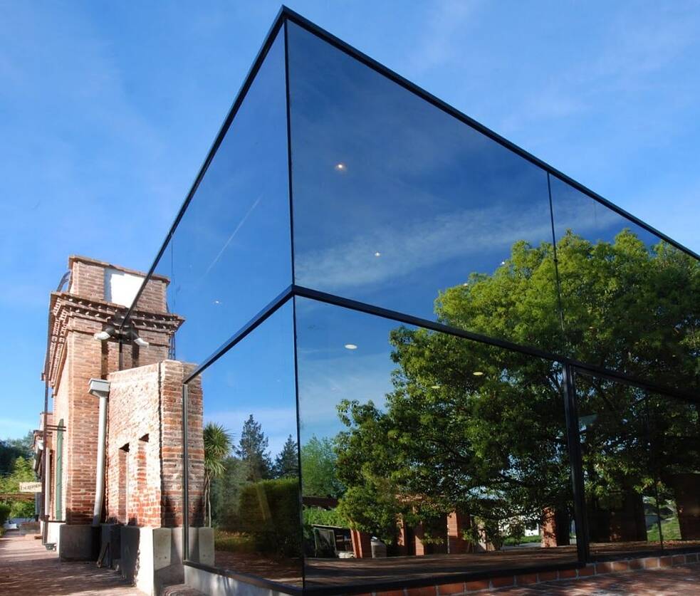 Parede cortina na recepção do museu, que ocupa o espaço da antiga fábrica.