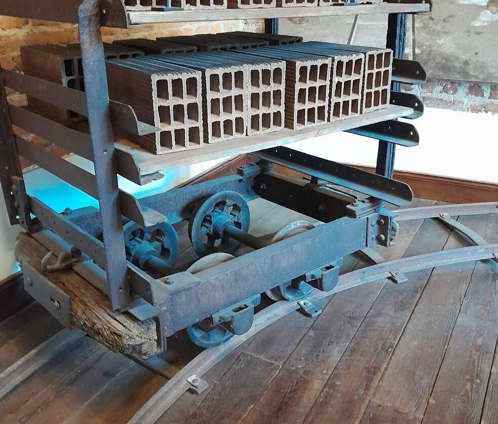 Vagonete para o transporte de tijolos frescos para a secagem.