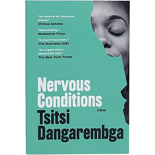 Das Bild zeigt das Buchcover von „Nervous Conditions“ von Tsitsi Dangarembga. Der Hintergrund ist überwiegend türkisfarben, mit weißer und schwarzer Schrift. Auf dem Cover sind mehrere lobende Zitate abgedruckt. Am rechten oberen Rand des Covers ist ein Teil eines Gesichts zu sehen, die Augen sind geschlossen.