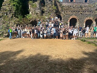 Jugendliche vor einer Ruine