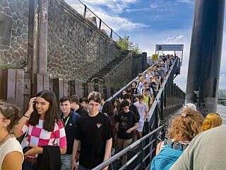 Jugendliche auf einem Ausflugsschiff