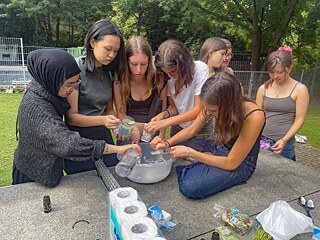 Jugendliche Rasple Kernseife an einem Tisch.