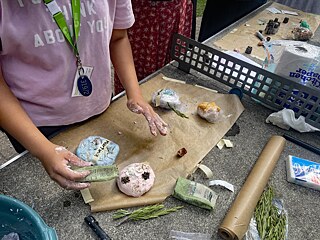 Jugendliche geben der Seifenmasse eine Form.