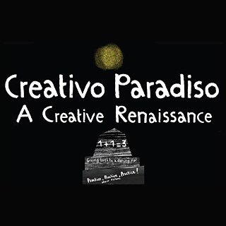 L’image présente un visuel stylisé avec le titre « Creativo Paradiso – A Creative Renaissance » en typographie manuscrite sur fond noir. En dessous, une structure en forme de pyramide affiche des messages créatifs en langue anglaise tels que « 1+1=3 », « Giving birth to a dancing star » (« Donner naissance à une étoile dansante ») et « Practice, Practice, Practice! – allow failure » (« Pratique, pratique, pratique ! – accepte l’échec »). 