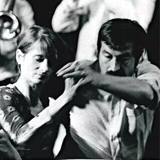 Das Schwarz-Weiß-Foto zeigt Anna und Günter Grass in inniger Bewegung, vertieft in einen ausdrucksstarken Tanz. Ihre Körperhaltung und die konzentrierten Gesichter spiegeln eine intensive Verbindung – zwischen Tanz, Musik und gegenseitigem Vertrauen. 