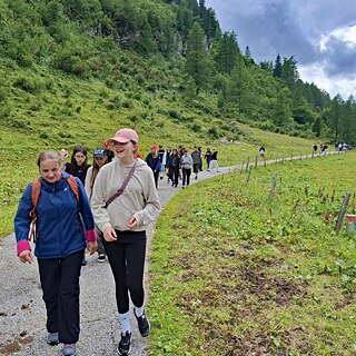 Jugendliche auf einem Wanderweg in den Bergen.