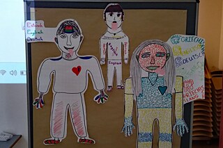 Figuren an einer Pinnwand