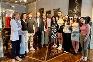 Schülerinnen des Petrarca-Gymnasiums 2024 im Museo Carlo Schmidl (im Bild die Autorinnen Serena Burgher, li., und Adriana Sulli, Mitte re.) 