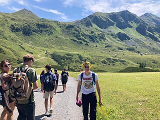 Jugendliche auf einem Wanderweg in den Alpen