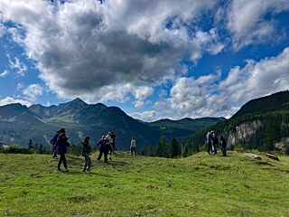 Jugendliche auf einer Alm.