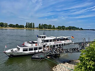 Die MS. Düssel von der sog. Weißen Flotte Düsseldorf am Anlegerplatz.