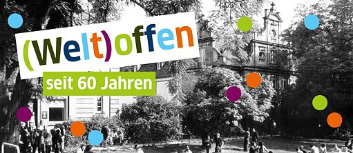 Ein historisches Foto (schwarz-weiß) des Goethe-Instituts Schwäbsich Hall. Im Hintergrund ist das Gebäude zu sehen, im Vordergrund unterhalten sich mehrere Menschen bei gutem Wetter auf einer Wiese. Auf dem Foto steht in bunter Schrift der Text "(Welt)offen seit 60 Jahren".