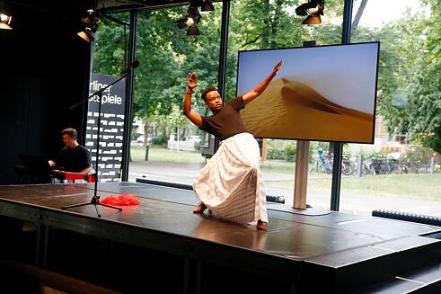 Gift Uzera beim Forum's Forum in Berlin