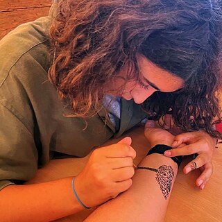 Am Nachmittag zeigen die Jugendlichen ihre Interessen auf dem Bazar.