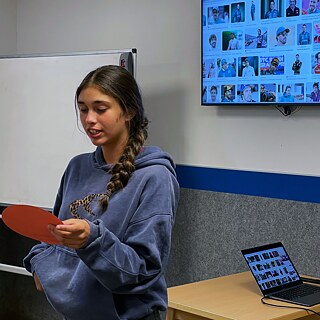 Jugendliche präsentieren Sportler*innen aus der Heimat.