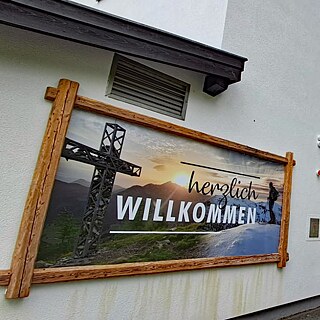 Herzlich Willkommen im Jugendhotel Tauernhof; Eingang Jugendhotel Tauernhof