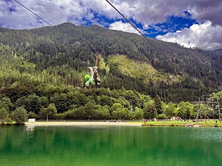 Jugendlicher am Flying Fox über einen See.