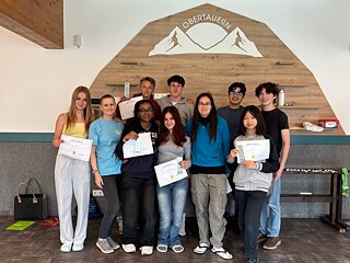 Jugendliche präsentieren stolz ihre Zertifikate.