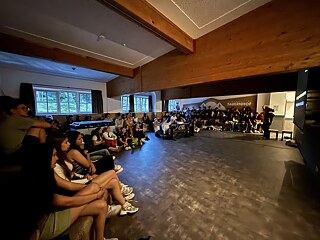 Jugendliche in einem Vortragsraum.